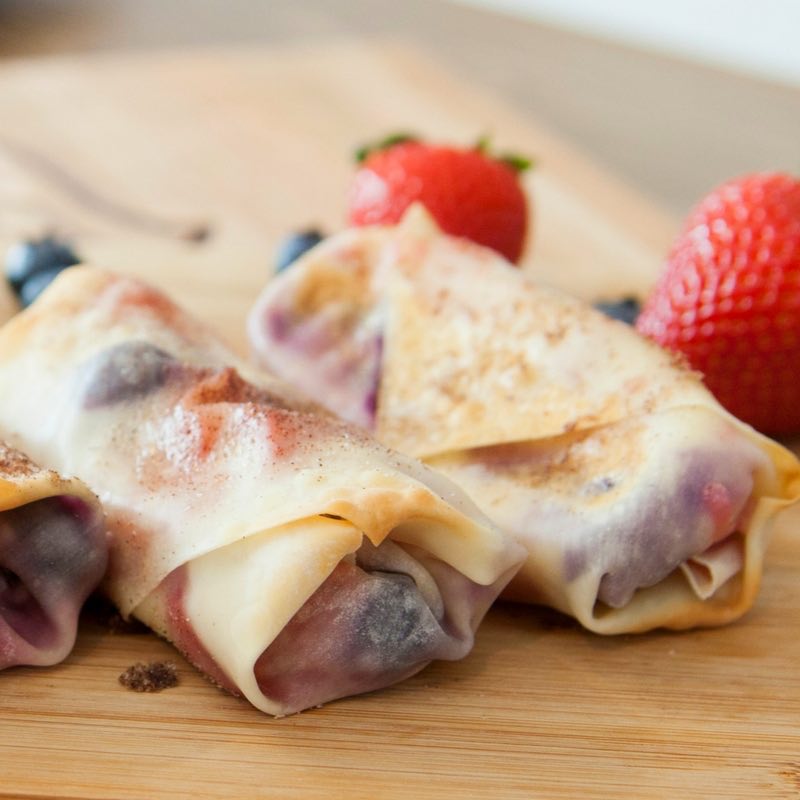 Cheesecake rolls made with fresh berries