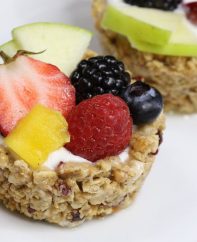 Granola Breakfast Cups with Yogurt and Fruits – the easiest wholesome and beautiful breakfast granola cups made with only 3 ingredients: granola, butter and mini marshmallows. You can customize your favorite fillings and toppings such as yogurt and fruits in the crunchy granola crust! No bake. Quick and easy video recipe. | Tipbuzz.com