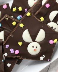 Easter Bunny Chocolate Bark – the best Easter treat recipe that makes a great Easter gift too! All you need is four simple ingredients: baking chocolate, candy melts, decorating gel and sprinkles. It makes a delicious dessert. So yummy! No bake. Vegetarian. | tipbuzz.com