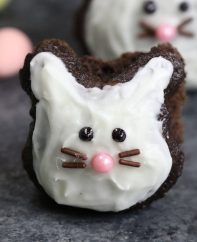 Super Easy Easter Bunny Cupcakes – made using a muffin tin and foil or marbles, easiest trick ever! A cute and simple recipe that turns brownie into bunny shaped cupcakes, with only a few ingredients: brownie mix, icing and decorating sprinkles. Great for Easter parties, brunch, dessert or an afternoon snack! Party food, party dessert recipes. Video recipe. | Tipbuzz.com