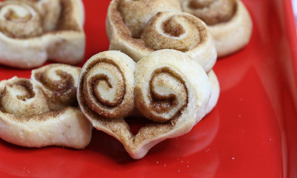 Heart Shaped Cinnamon Rolls {3 Ingredients!} - TipBuzz