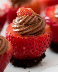 Chocolate Cheesecake Stuffed Strawberries consist of smooth and creamy chocolate cheesecake stuffed in fresh strawberries, all in one bite! A simple and delicious, quick and easy recipe that make a great finger food dessert for parties, brunch, or as an afternoon snack! Great for Mother’s Day! Party food, party dessert recipes. Video recipe. | Tipbuzz.com