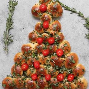 This Cheesy Pull Apart Christmas Tree is a fabulous appetizer for a holiday party
