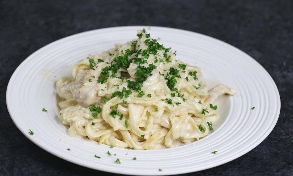 Easy Chicken Alfredo {Copycat} - TipBuzz