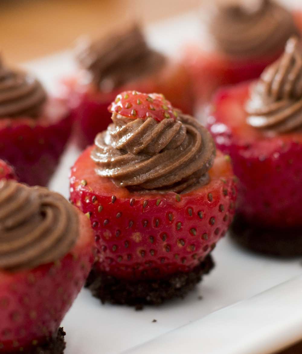 Chocolate Cheesecake Stuffed Strawberries Recipe (with Video) | TipBuzz