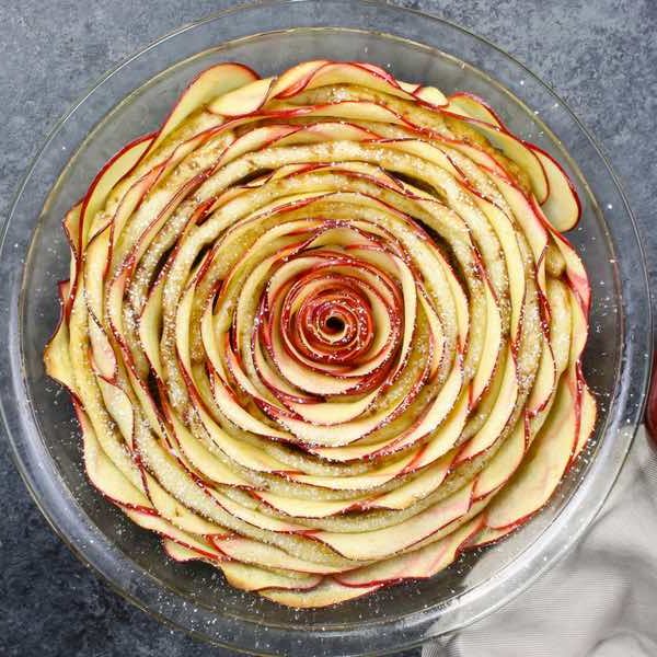 cinnamon roll apple rose tart
