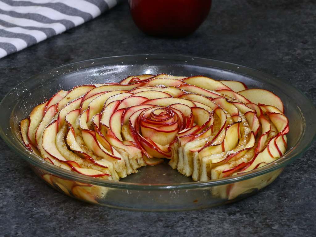 cinnamon roll apple rose tart