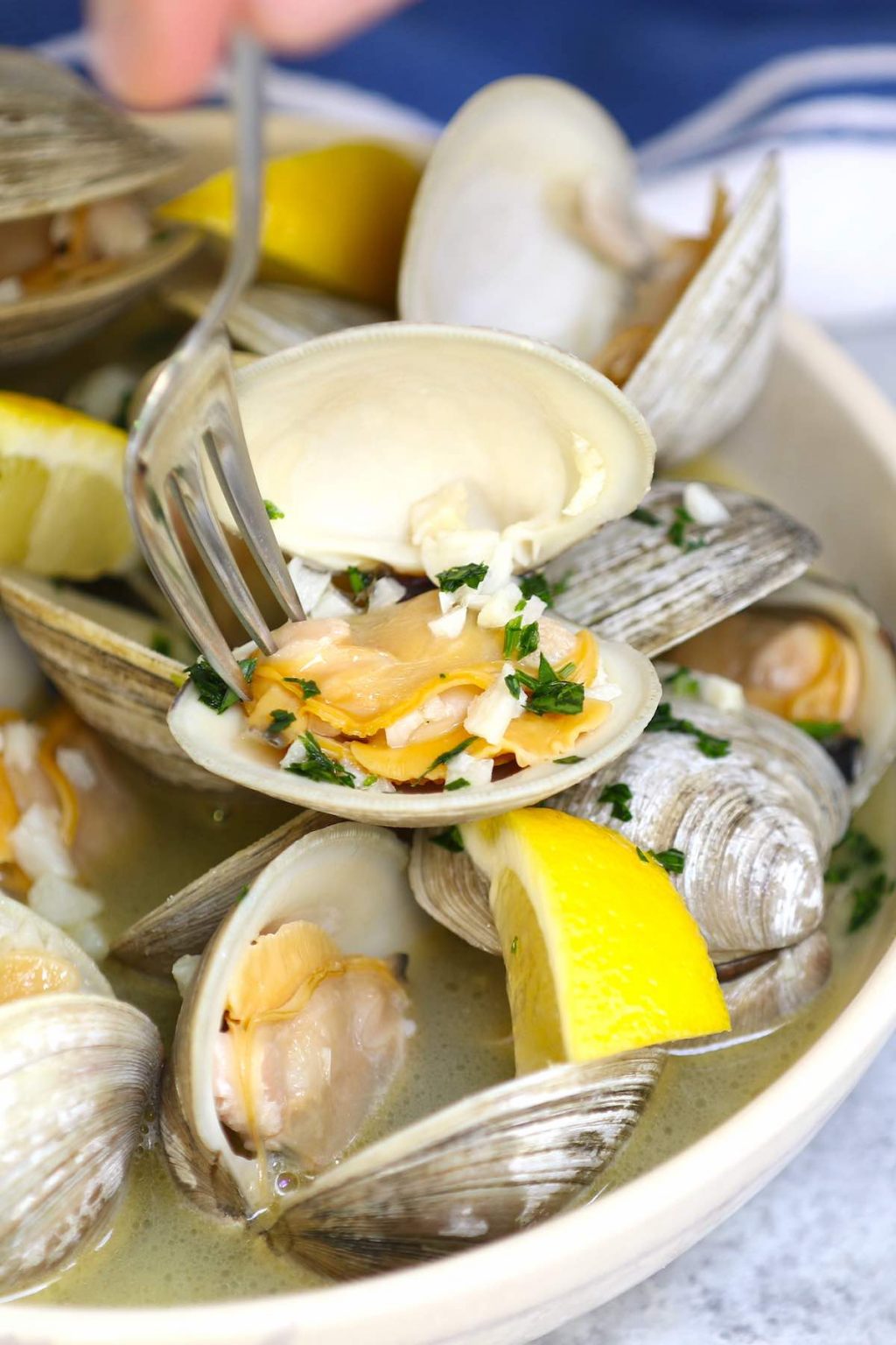 Little Neck Clams with White Wine and Garlic TipBuzz