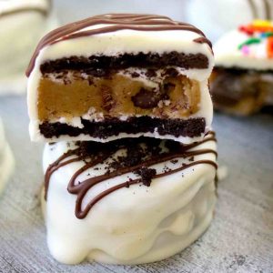 Cookie Dough Oreos – creamy and rich chocolate cookie dough stuffed between oreos, and covered with white chocolate, then decorated with sprinkles. looks so elegant with two layers and tastes so delicious that you won’t believe how easy it is to make! Quick and easy recipe. No bake, and easy snack. Video recipe.