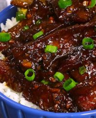 Tender and juicy beef smothered in an addictive sticky, slightly sweet and savory ginger garlic sauce.