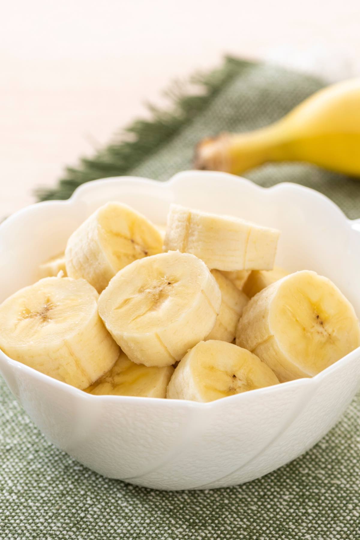 Sliced bananas in a bowl