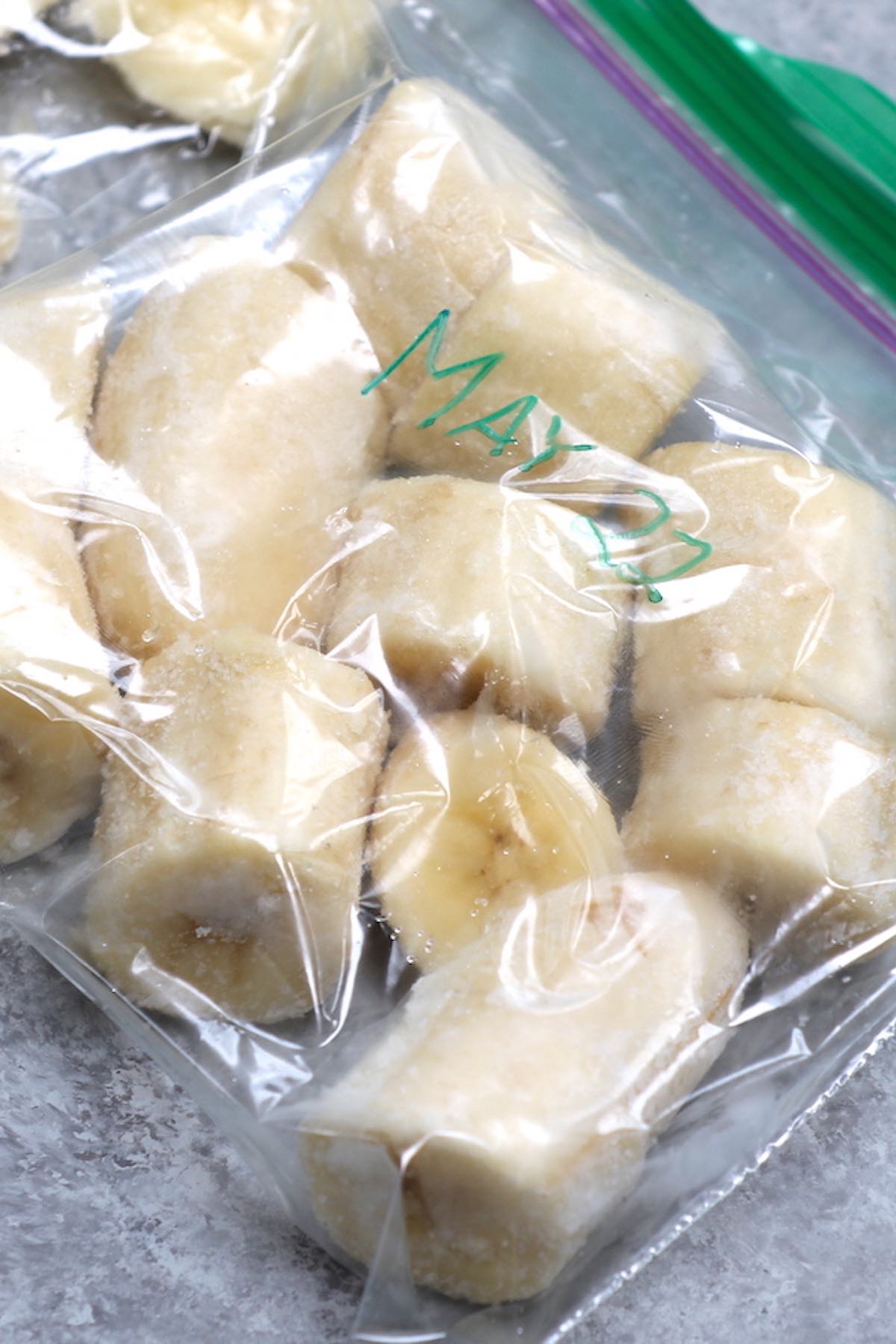 How to freeze bananas using a ziptop bag