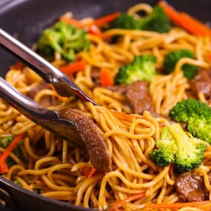 Garlic Beef Lo Mein – Tender beef cooked with colorful vegetables and delicious Lo Mein noodles with addictive garlicky sauce. This 20 minute one pan Lo Mein is a perfect quick and easy weeknight dinner recipe and so much better than takeout. Plus recipe video!