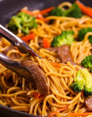 Garlic Beef Lo Mein – Tender beef cooked with colorful vegetables and delicious Lo Mein noodles with addictive garlicky sauce. This 20 minute one pan Lo Mein is a perfect quick and easy weeknight dinner recipe and so much better than takeout. Plus recipe video!