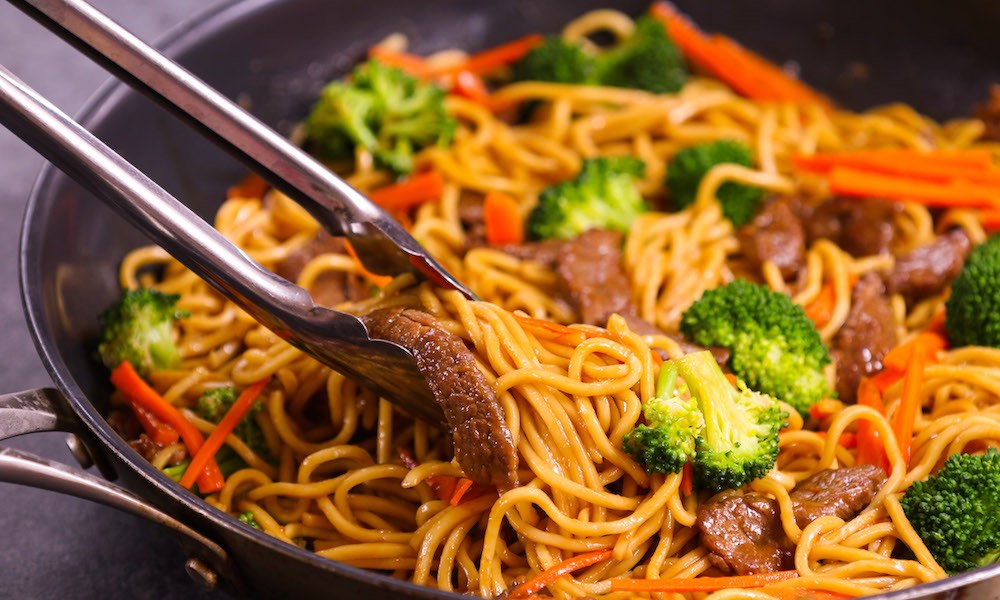 Garlic Beef Lo Mein – Tender beef cooked with colorful vegetables and delicious Lo Mein noodles with irresistible garlicky sauce. This 20 minute one pan Lo Mein is a perfect quick and easy weeknight dinner recipe and so much better than takeout. Plus recipe video!