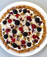 Healthy Breakfast Pizza With Granola Crust – A healthy and delicious recipe that’s easy to make with a few simple ingredients: granola, peanut butter, almonds, cinnamon, yogurt, berries and nuts. A perfect, vegetarian breakfast or brunch idea. So yummy! Video recipe. | tipbuzz.com