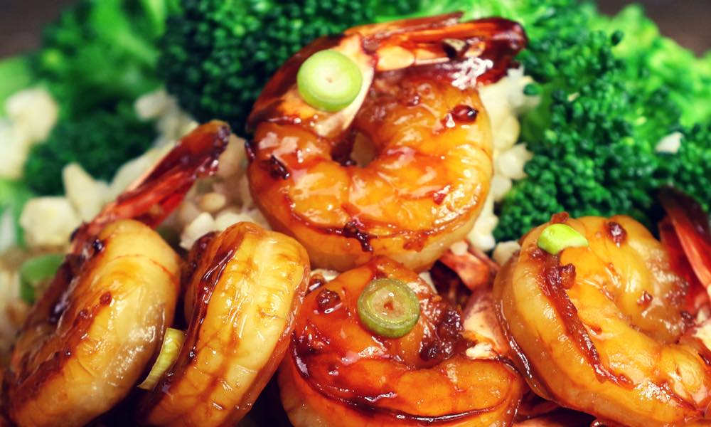 The easiest, most unbelievably delicious Honey Garlic Shrimp. And it’ll be on your dinner table in just 15 minutes. Succulent shrimp marinated in honey, garlic, soy sauce and ginger mix, seared in frying pan. Ready in 15 minutes! Quick and easy dinner recipe. Video recipe.