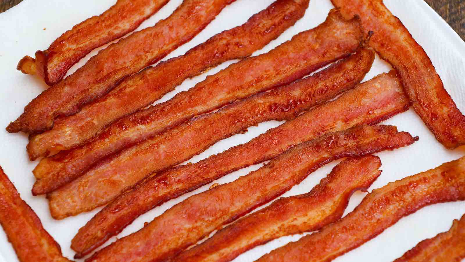 https://tipbuzz.com/wp-content/uploads/How-Long-to-Cook-Bacon-in-Oven-thumbnail.jpg
