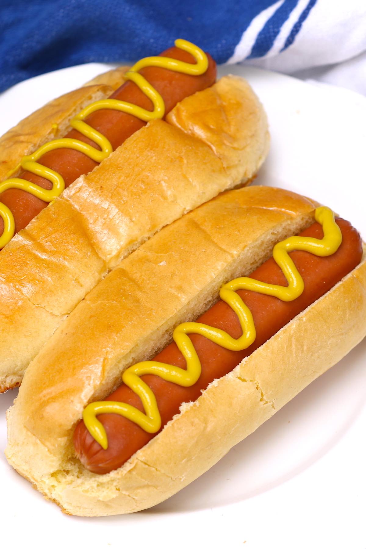 Perfekt gekochte Hot Dogs im Brötchen und mit Senf