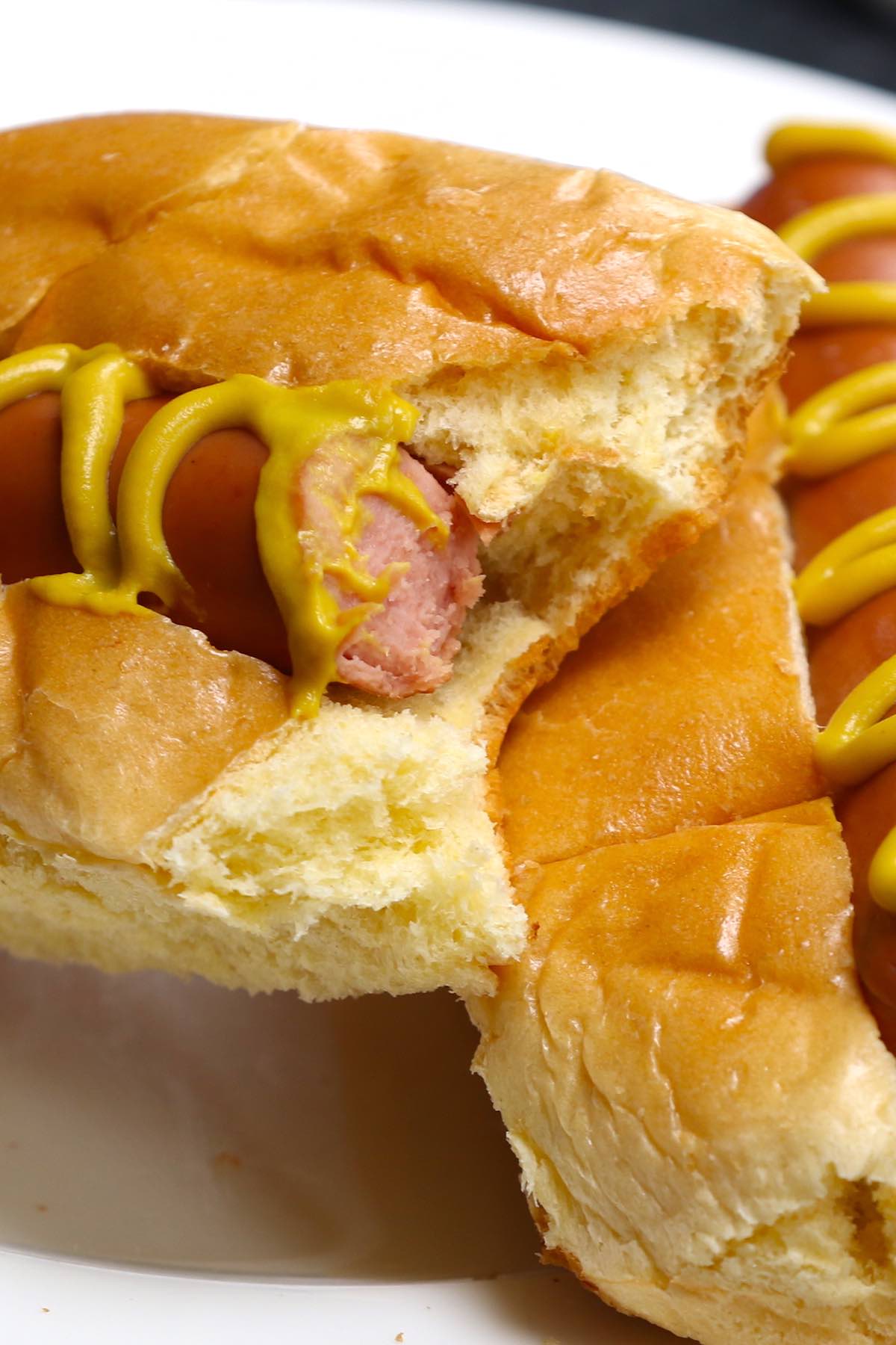 Plaque d'un hot-dog bouilli sur un petit pain