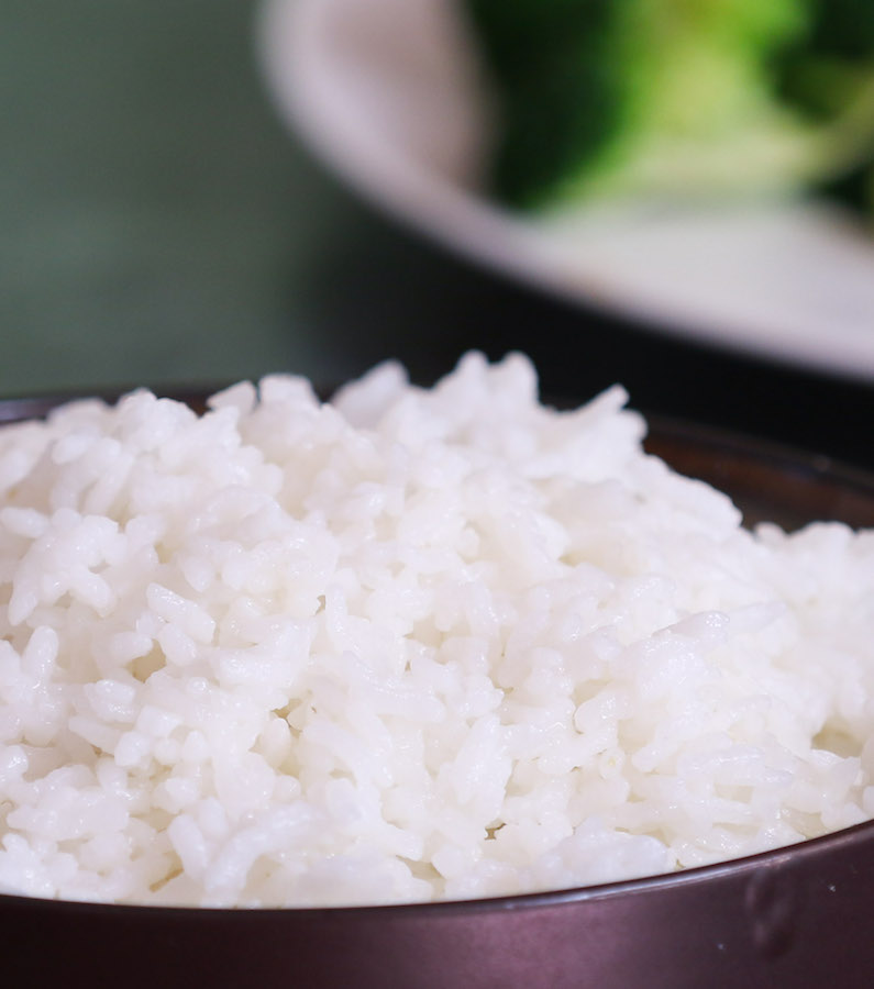 How to make rice in the microwave - this photo shows the desired fluffy texture of white rice after cooking in the microwave