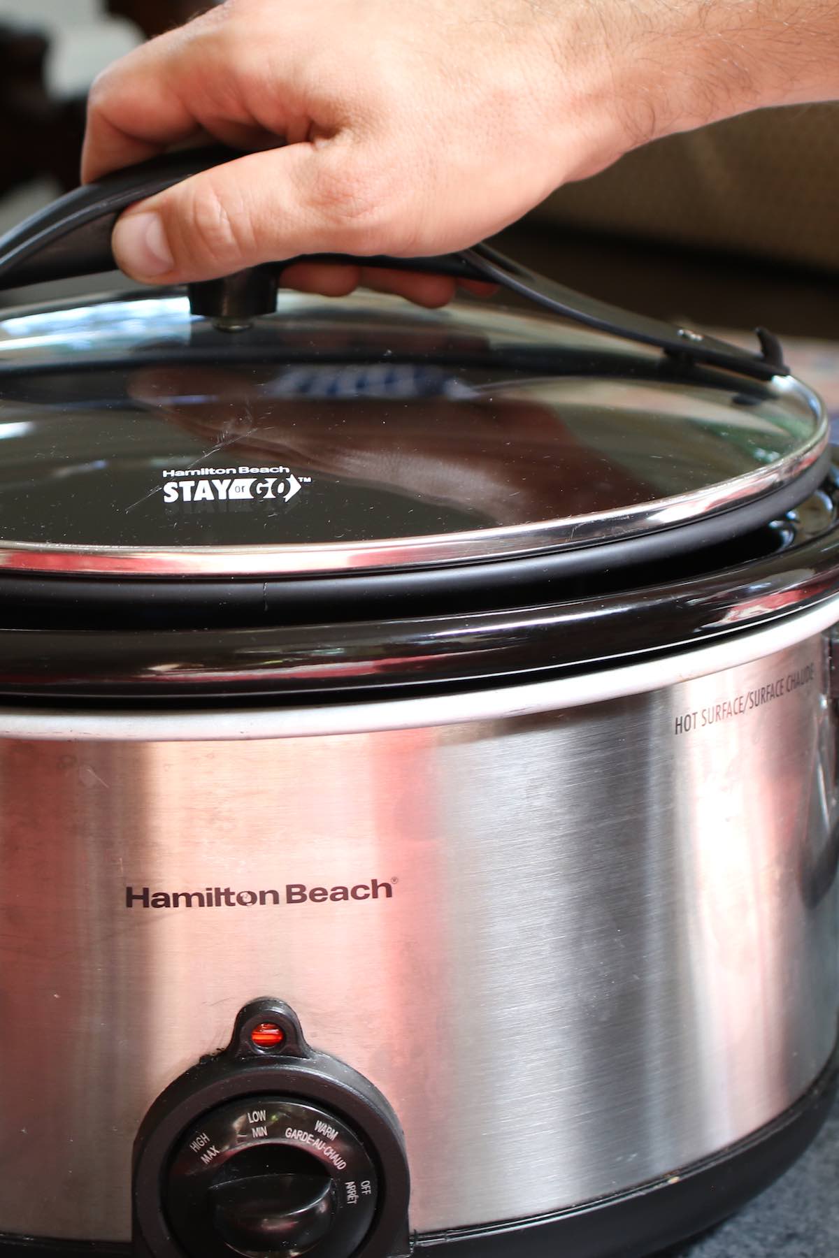 Placing the sealing lid onto a slow cooker