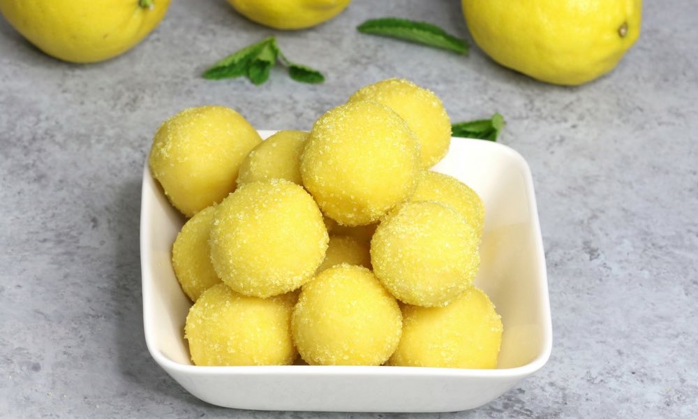 Super Easy Lemon Truffles – these flavorful lemon cake batter truffles are so easy to make and they look absolutely beautiful! It takes only 15 minutes. All you need is only 5 simple ingredients: lemon cake mix, butter, sugar, lemon and yellow sprinkles. Quick and easy recipe. Dessert, party recipe. Vegetarian. Video recipe. | Tipbuzz.com