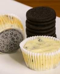 Mini Oreo Cheesecake Cupcakes – So delicious and super easy to make with only 6 simple ingredients: oreo, cream cheese, sugar, sour cream, eggs, vanilla. There’s a yummy oreo crust at the bottom. The perfect quick and easy dessert recipe.