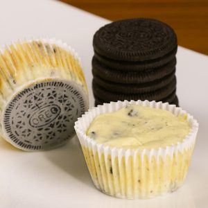 Mini Oreo Cheesecake Cupcakes – So delicious and super easy to make with only 6 simple ingredients: oreo, cream cheese, sugar, sour cream, eggs, vanilla. There’s a yummy oreo crust at the bottom. The perfect quick and easy dessert recipe.