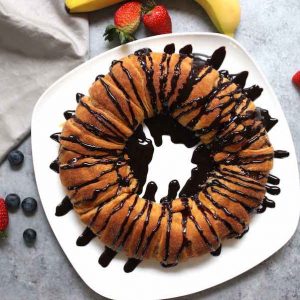 Nutella Banana Crescent Ring – you can’t resist this delicious chocolate banana dessert! All you need is four simple ingredients: bananas, Nutella, crescent roll dough and cinnamon. It’s great for a party or cheat day. So yummy! Vegetarian. | tipbuzz.com