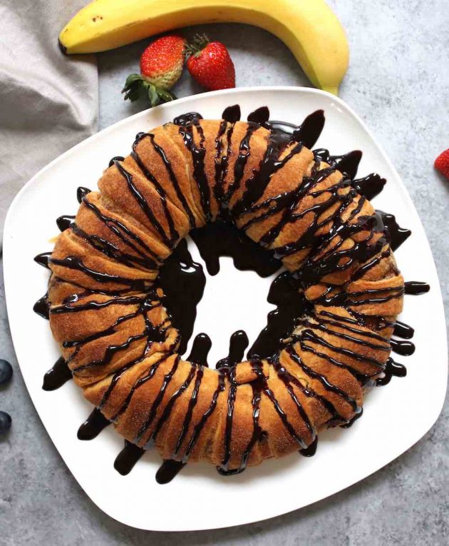 Nutella Banana Crescent Ring – you can’t resist this delicious chocolate banana dessert! All you need is four simple ingredients: bananas, Nutella, crescent roll dough and cinnamon. It’s great for a party or cheat day. So yummy! Vegetarian. | tipbuzz.com