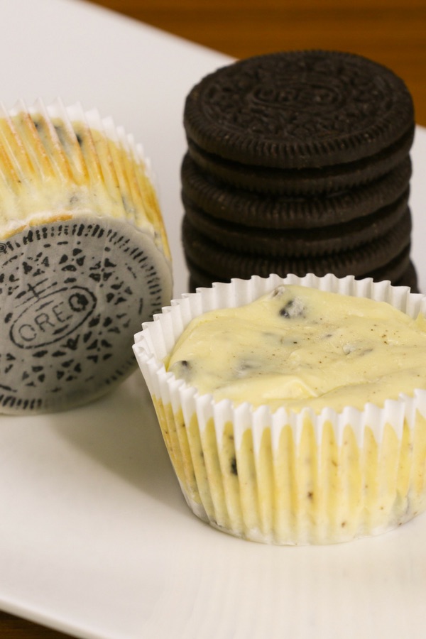 Mini Oreo Cheesecake Cupcakes – So delicious and super easy to make with only 6 simple ingredients: oreo, cream cheese, sugar, sour cream, eggs, vanilla. There’s a yummy oreo crust at the bottom. The perfect quick and easy dessert recipe. Video recipe.