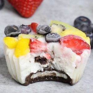 Oreo Frozen Yogurt Bites – An easy and refreshing dessert that’s good for you. A fun way to enjoy FroYo with a yummy oreo crust at the bottom! These healthy frozen yogurt bites come with fruits and oreos. All you need is your favorite yogurt, some fruits and oreos. So delicious and so fun! Quick and easy recipe. Kids friendly. Video recipe. | Tipbuzz.com