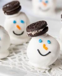 These Oreo Snowman Cookies are so cute and fun to make!