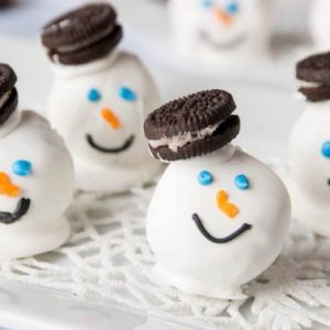These Oreo Snowman Cookies are so cute and fun to make!