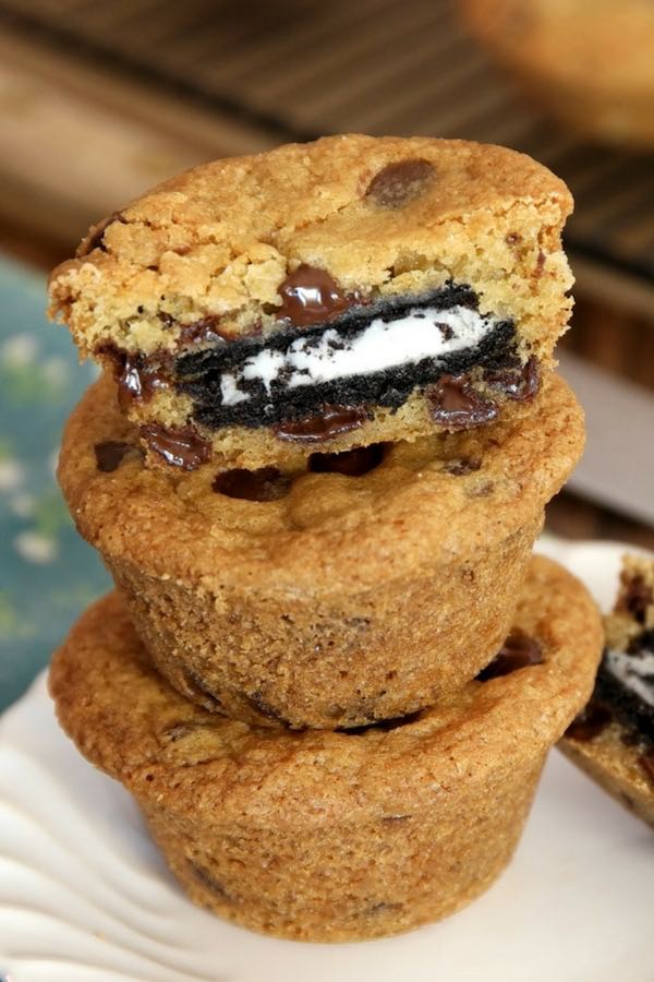 Easy Oreo Stuffed Chocolate Chip Cookies Recipe (with ...