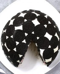 Oreo Cake - a delicious no bake dessert made with oreos, whipped cream, cream cheese, and srawberries.