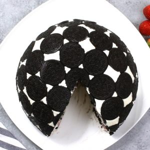 Oreo Cake - a delicious no bake dessert made with oreos, whipped cream, cream cheese, and srawberries.