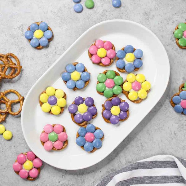 These Pretzel Flowers are a fun treat for Easter