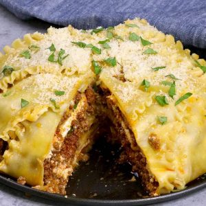 Easy, cheesy upside down lasagna – A perfect way for a crowd to enjoy the pleasure of lasagna. All you need is a few simple ingredients: lasagna noodles, ground beef, onions, garlic, ricotta cheese, parmesan cheese, mozzarella, oil, egg, tomato and fresh basil for garnish. A perfect dinner for the whole family or a party! Party food. Video recipe. | Tipbuzz.com