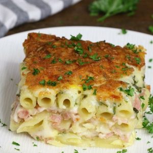 Layered Ham And Cheese Pasta Casserole – creamy and cheesy layered penne pasta, ham and Swiss cheese baked in the heavy cream and eggs mix. Perfect dinner for a hungry crowd! Quick and easy dinner recipe. Video recipe. | Tipbuzz.com