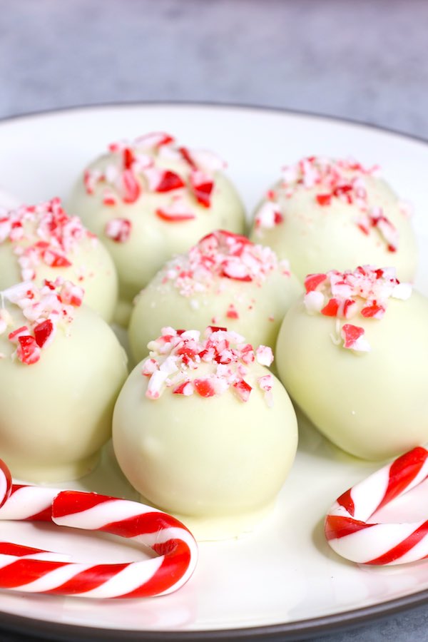 Peppermint Oreo Truffles - an easy 4 ingredient recipe that's perfect for a holiday party or gift idea