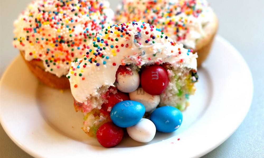 Piñata Cupcakes {Red, White and Blue!} - TipBuzz