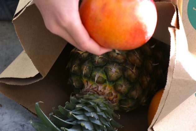 Methode 1: Das Einlegen einer unreifen Ananas in eine Papiertüte mit Ethylen produzierenden Früchten zu Reifungszwecken