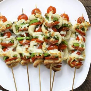 Grilled Pizza Skewers – Looking for a fun change to your family pizza night? This is such an easy and delicious recipe, especially for the BBQ season! All you need is some simple ingredients: pizza dough, pepperoni, bell pepper, cherry tomatoes, basil, Italian seasoning, olive oil and shredded mozzarella cheese. So Good! Perfect for backyard parties, holiday brunches. Father’s Day recipe. Pizza Kebab or Pizza Kabob recipe. Quick and easy recipe. Video recipe. | Tipbuzz.com
