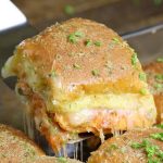 Easy Pepperoni Pizza Sliders – A Make-ahead recipe that’s a guaranteed hit with the crispy topping on the bread and cheesy filings inside. All you need is some simple ingredients: Hawaiian rolls, cheese, pepperoni, pasta sauce, butter, herbs and Parmesan. So good! Quick and easy recipe. Make ahead recipe. Great for parties. Video recipe
