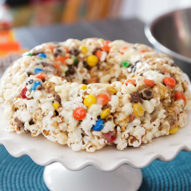 Birthday Cake Popcorn {Cake Batter Flavored} | Lil' Luna