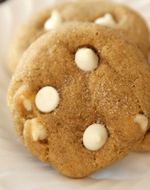This pumpkin snickerdoodle cookie recipe has delicious white chocolate chips