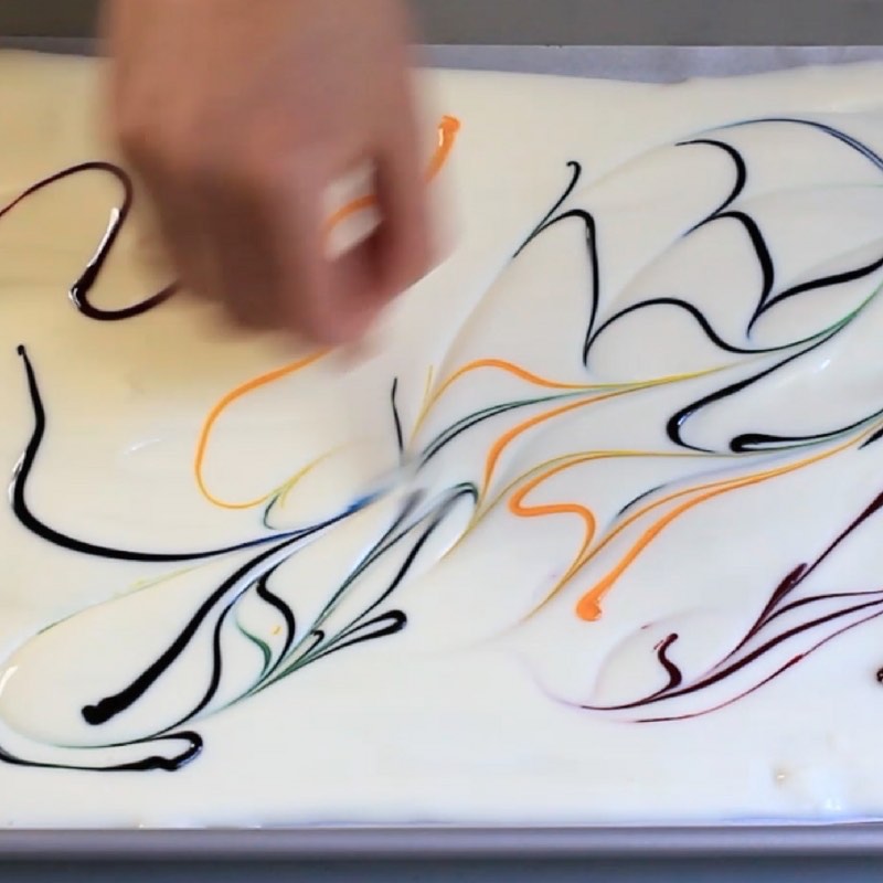 Marbling chocolate using a toothpick