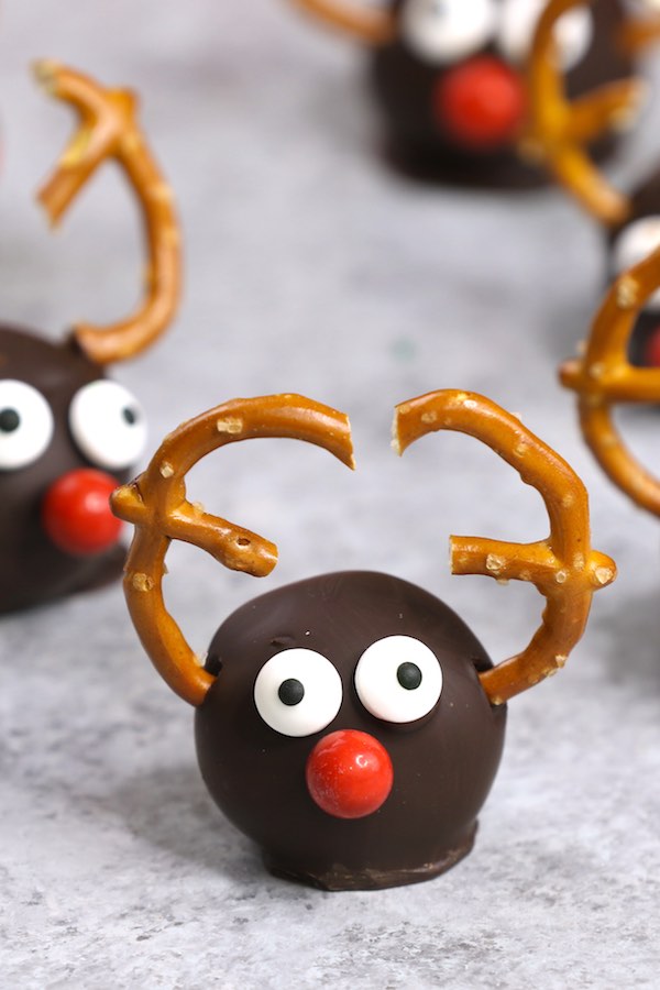 Reindeer Oreo Truffles - homemade, bite size holiday treats that are perfect for a holiday party or as diy holiday gifts. No bake recipe.
